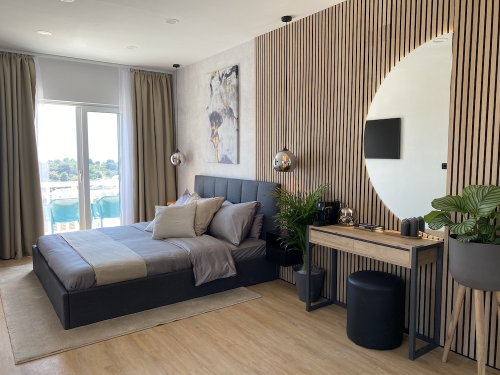 Chambre Double Romantique, baignoire, vue partielle sur la mer