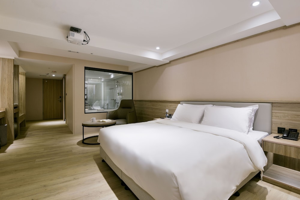 Superior Suite - Photo 7