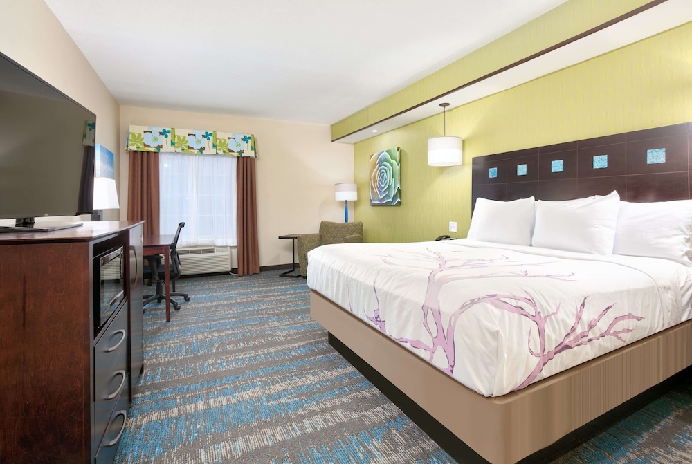 Room, 1 King Bed, Non Smoking - Photo 10