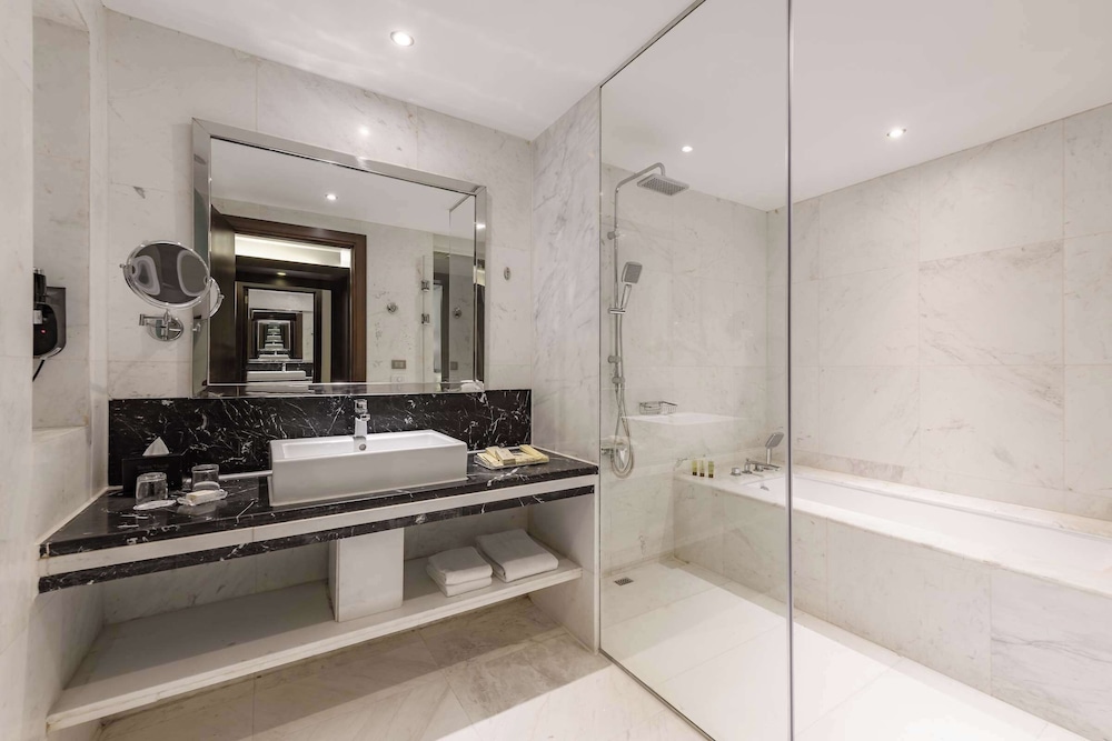 Deluxe 2 Doubles, High Floor, Balcony, Pool/Lake view - Photo 4