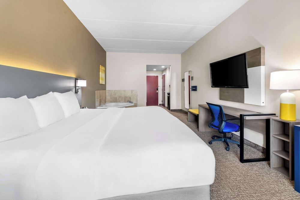 Suite, 1 King Bed - Photo 2