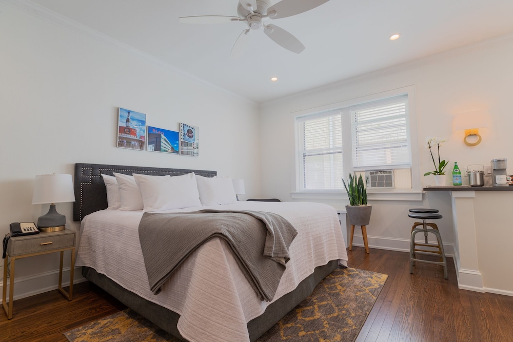 Premier Room, 1 King Bed photo 2