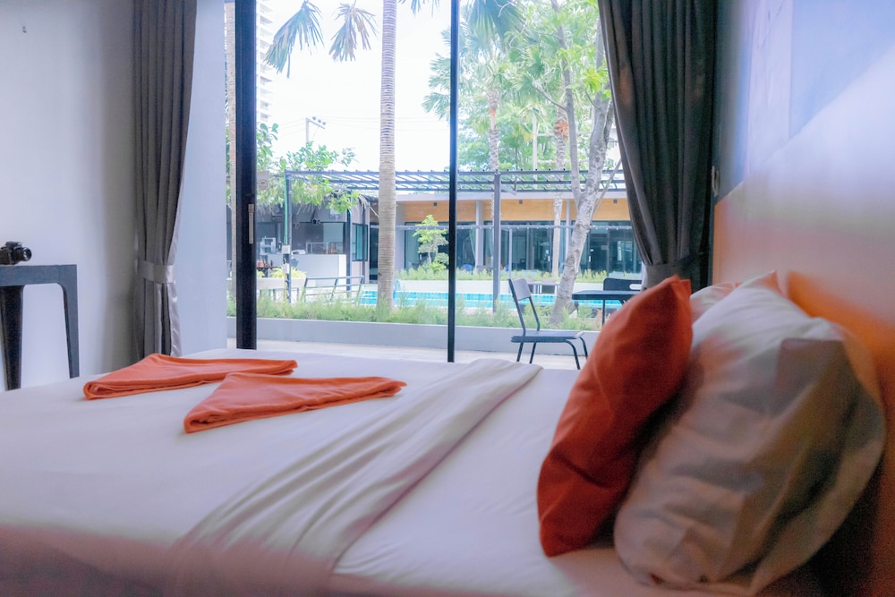 Deluxe Double Room with Pool View - Photo 10