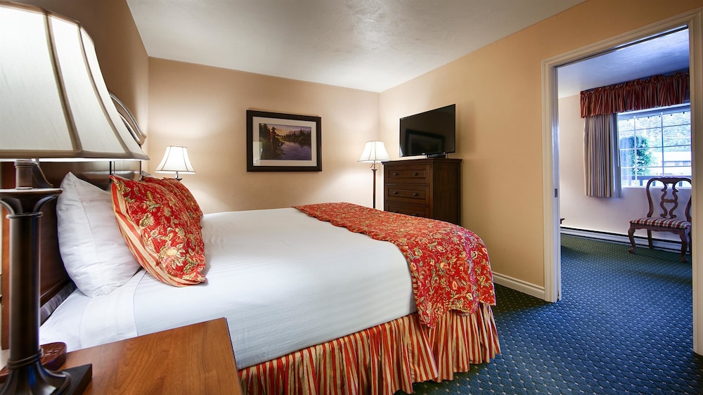 Suite, 1 King Bed, Non Smoking, Refrigerator & Microwave photo 1