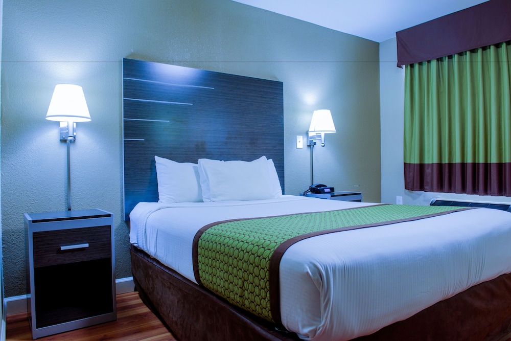 Standard Room, 1 Queen Bed, Non Smoking - Photo 5