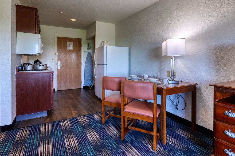 Standard Room, 1 Queen Bed photo 3