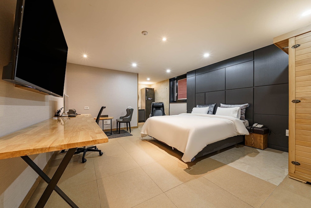 Luxury Suite, 1 Queen Bed, Non Smoking, Sauna photo 1