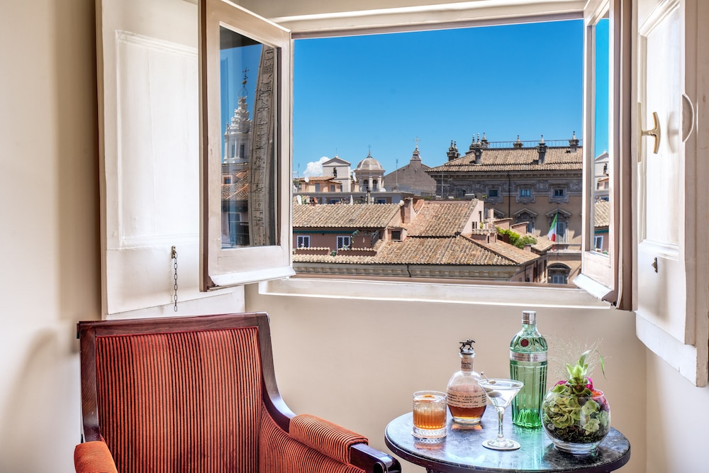 Deluxe Suite, 1 King Bed with Sofa bed, City View