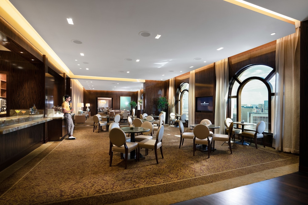 Newly Remodeled Luxury Two Queen Suite with Prestige Club Lounge Access - Photo 7