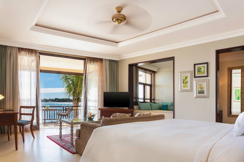 Suite, 1 King Bed - Photo 4
