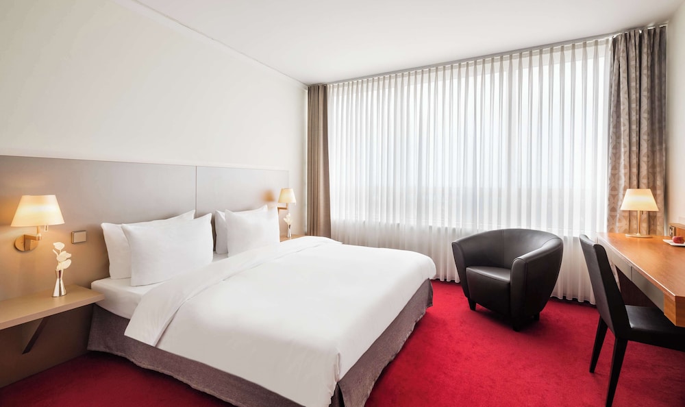 Deluxe Room, 1 King Bed photo 3
