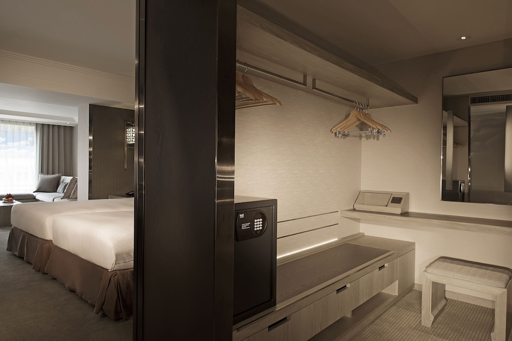 Premier with One Twin Bed, 2 Adults Occupancy and Balcony (Non Smoking) thumbnail 5