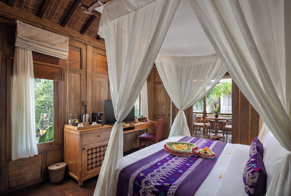 Wooden Pool Villa With Living Room