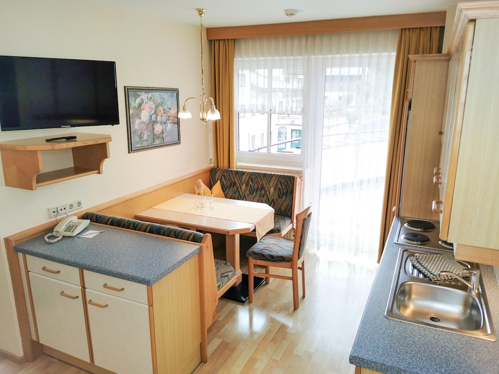 Comfort Suite, 2 Bedrooms, Kitchenette, Mountain View photo 1