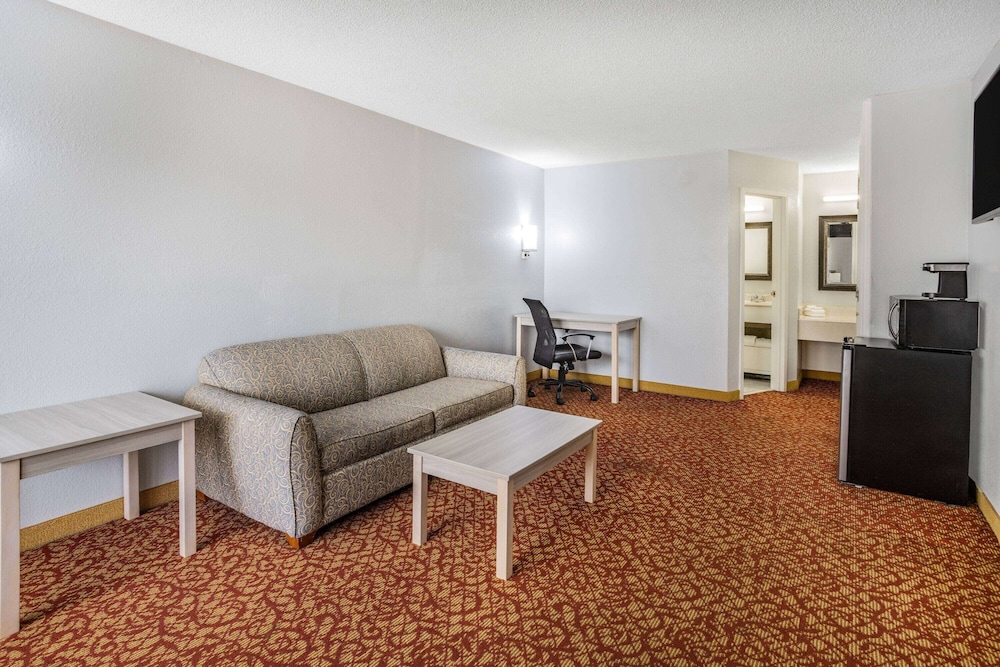 Suite, 1 King Bed, Non Smoking (One-Bedroom Suite) - Photo 3