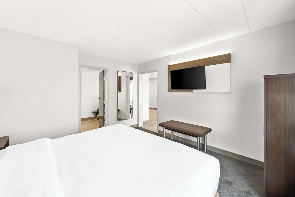 Suite, 1 King Bed with Sofa bed, Non Smoking - Photo 8