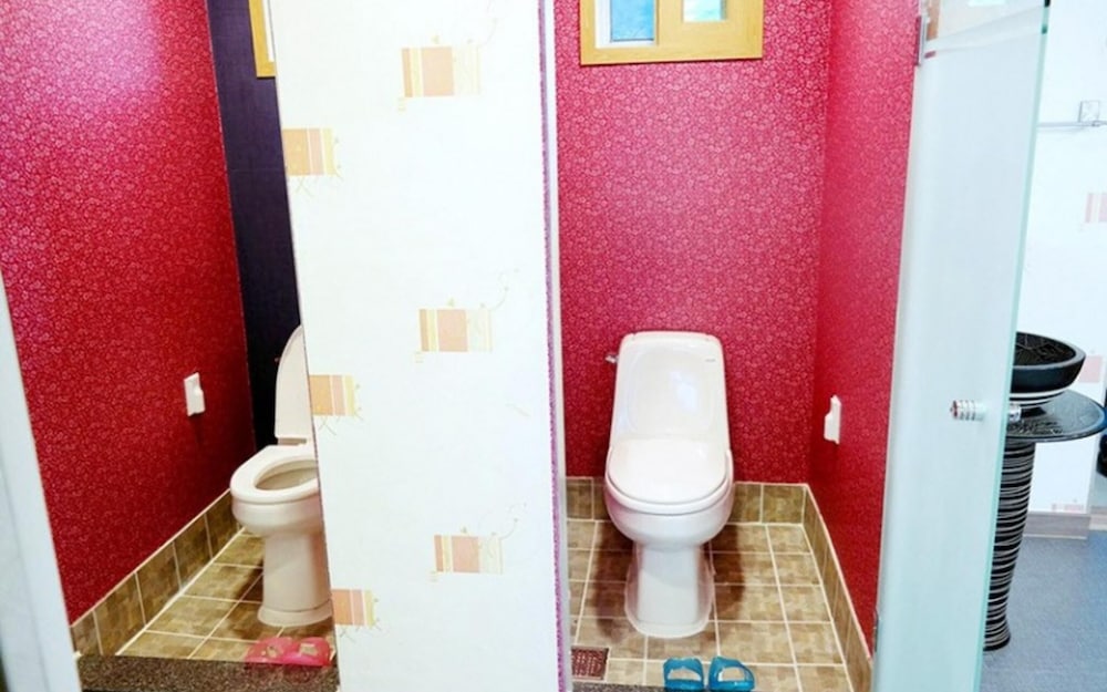 Room (Building 9 Room 101 (seawater pool hi)