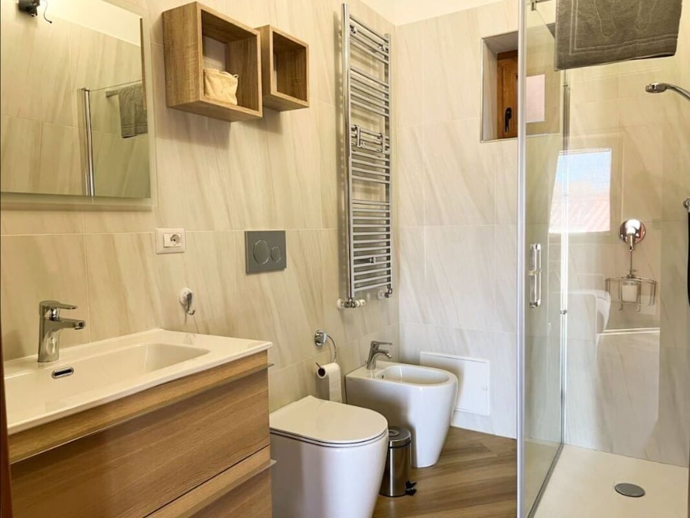 Deluxe Quadruple Room, Ensuite, Courtyard View photo 2