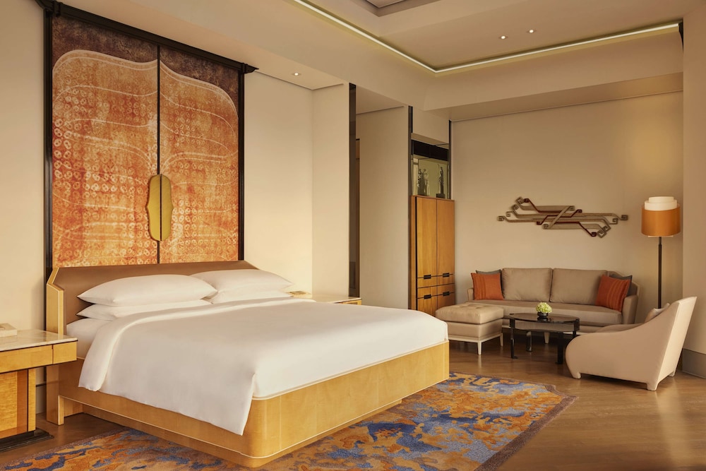 Deluxe Room, 1 King Bed, Corner - Photo 2