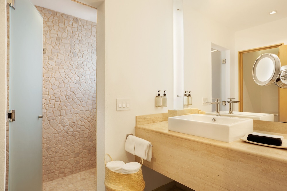 Exclusive Suite, Jetted Tub, Poolside - Photo 9