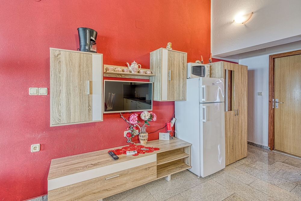 Family Apartment, Multiple Bedrooms, Mountainside (Cherry Apartment With Sea View) photo 3