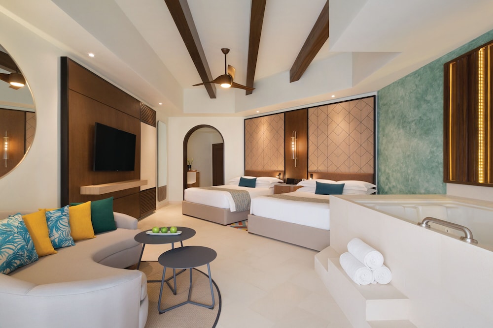 Junior Suite, 2 Queen Beds (swim-up)