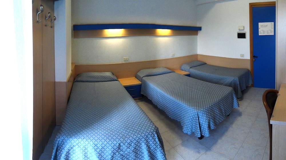 Triple Room (Beach access included)