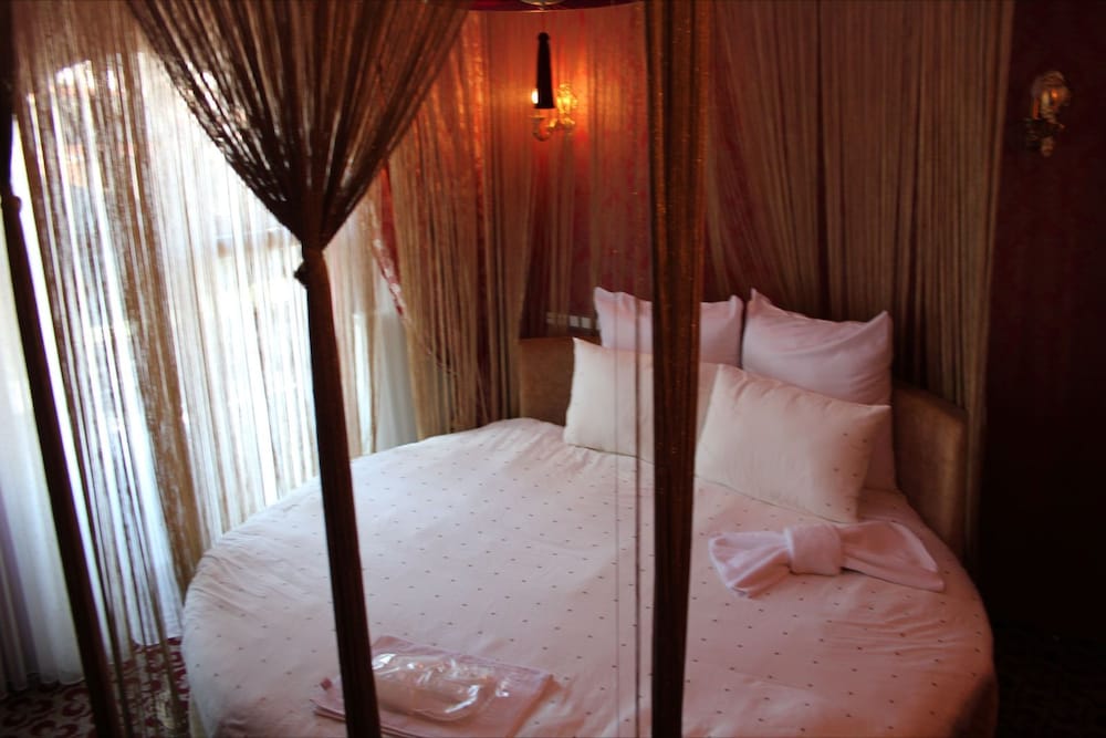 Deluxe Double Room With Round Bed photo 1