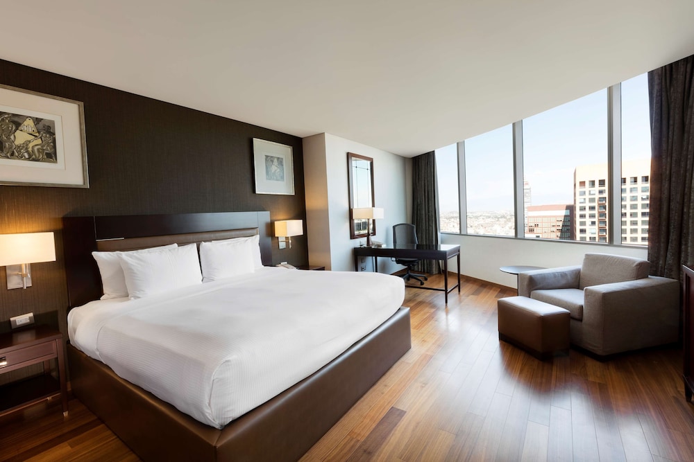 Business Suite, 1 King Bed - Photo 2