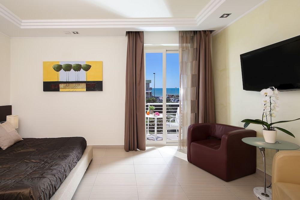 Deluxe Triple Room (2 adults+ 1 child)