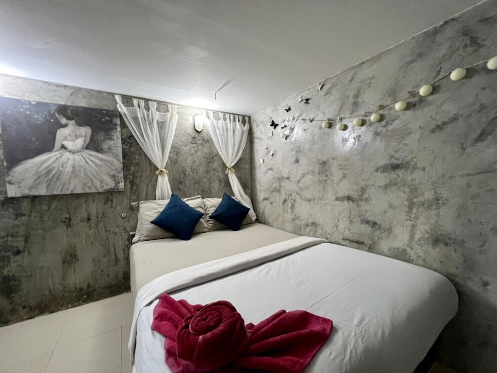 Deluxe Room, 1 Queen Bed - Photo 13