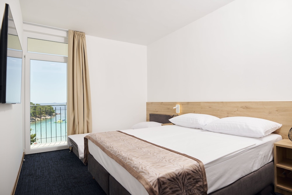 Family Room with Sea View and Balcony (2 Adults + 1 Child) photo 1