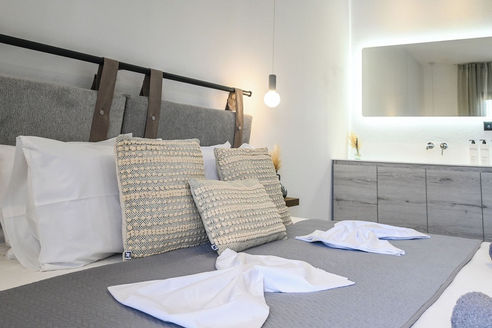 Deluxe Double Room, Balcony, Pool View photo 2