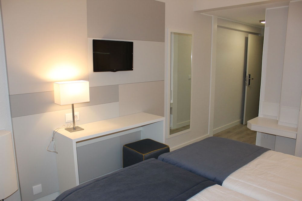 City Twin Room - Photo 4