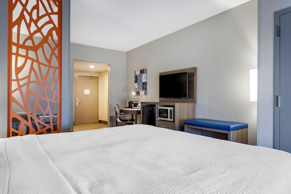 Suite, 1 King Bed, Non Smoking, Refrigerator & Microwave photo 3