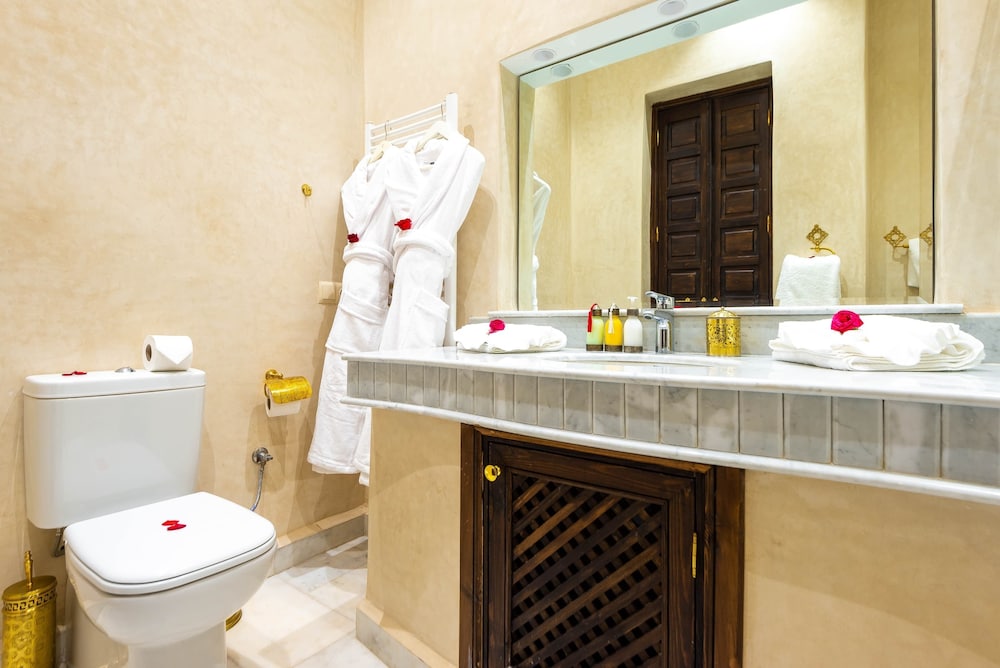 Deluxe Double or Twin Room - Photo 9