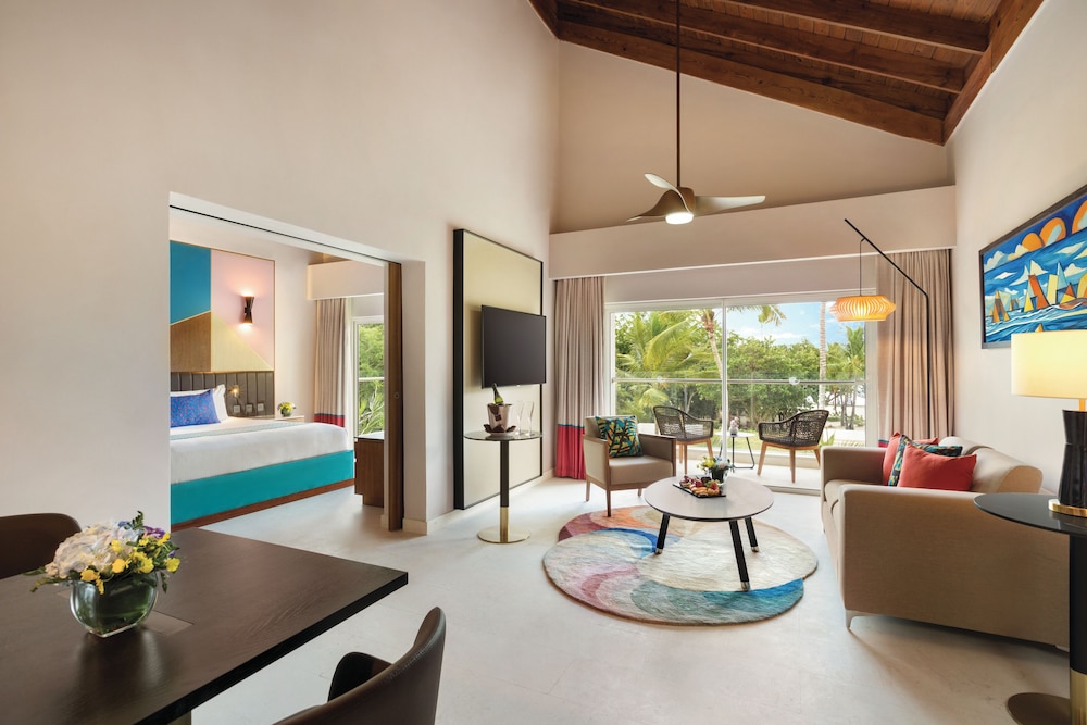 Suite, 1 King Bed, Garden View (Preferred)