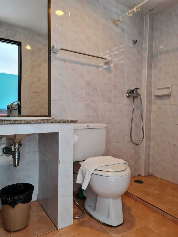 Standard Double or Twin Room - Photo 8