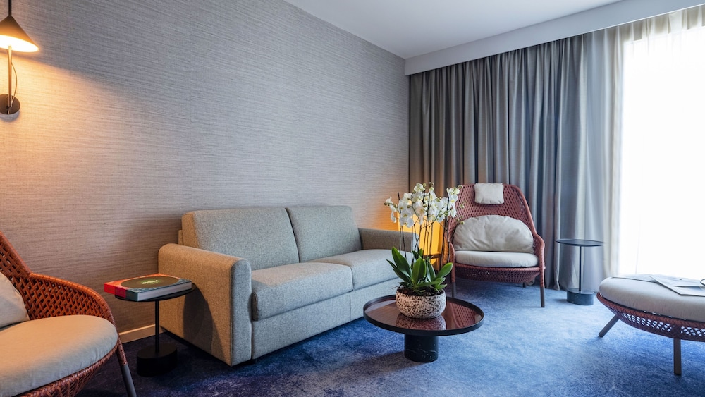 Premium Suite, 1 King Bed (Living Area) - Photo 1