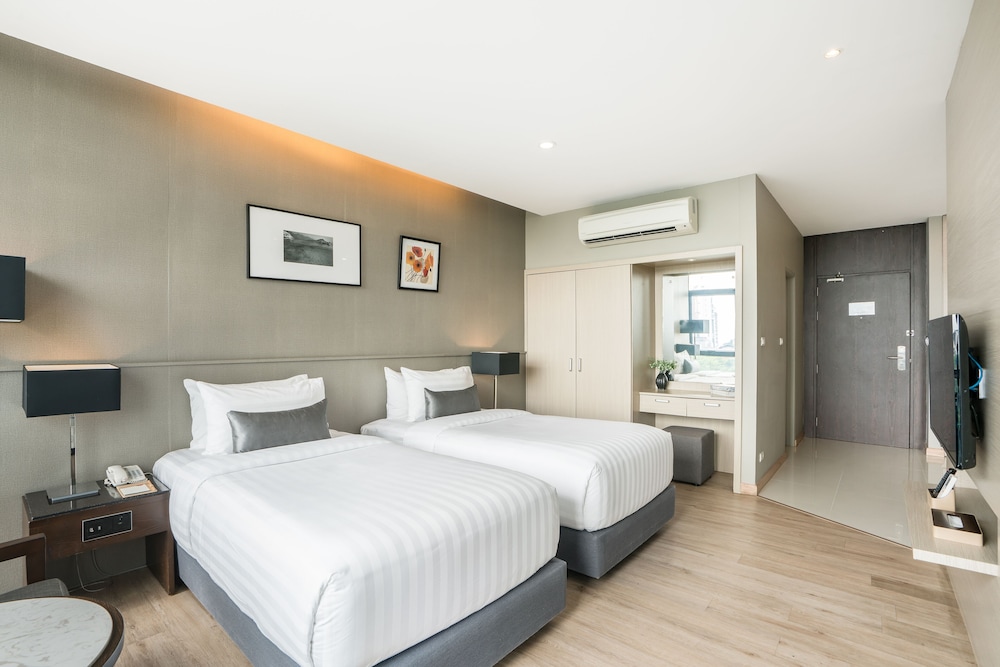 Deluxe City View Room with Kitchenette - Photo 4