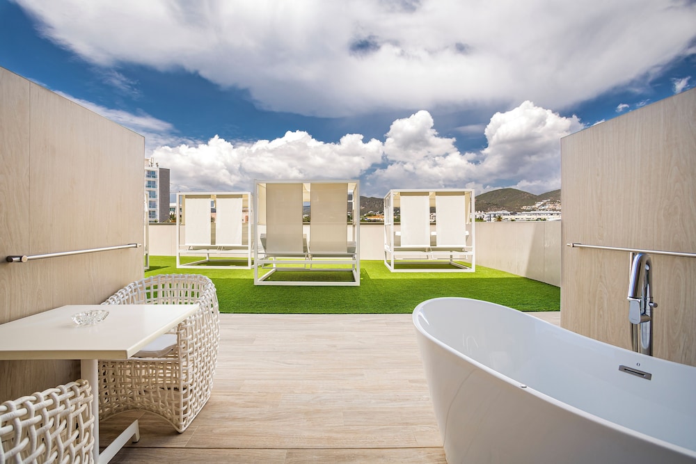 Elite Room, Jetted Tub, City View - Photo 1