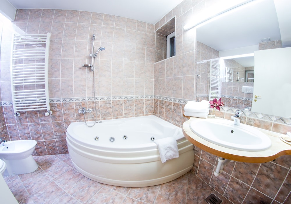 Executive Suite - Photo 9