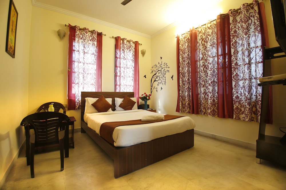 Deluxe Room, 1 Queen Bed photo 2
