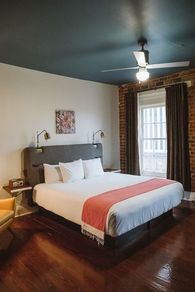 Premium Room, 1 King Bed - Photo 1