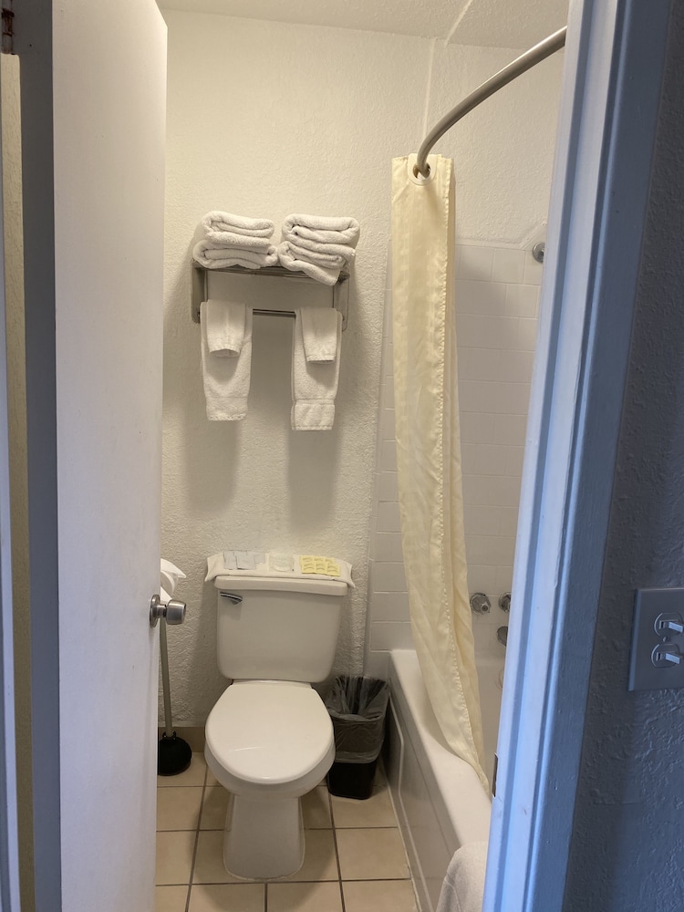 Standard Room, 2 Queen Beds - Photo 6
