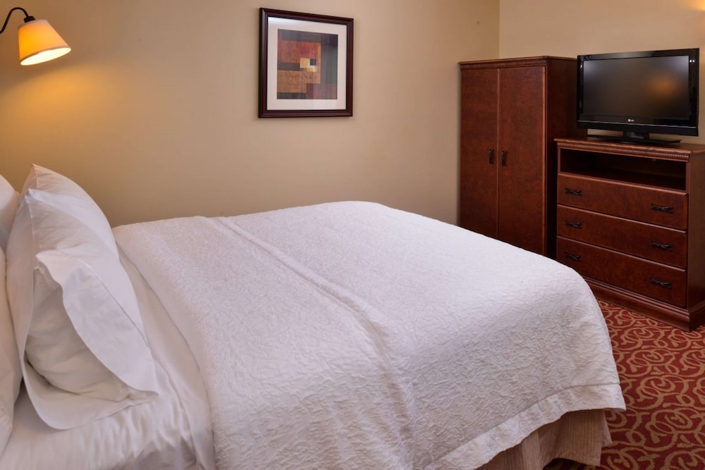 Room, 1 Queen Bed, Refrigerator & Microwave - Photo 4