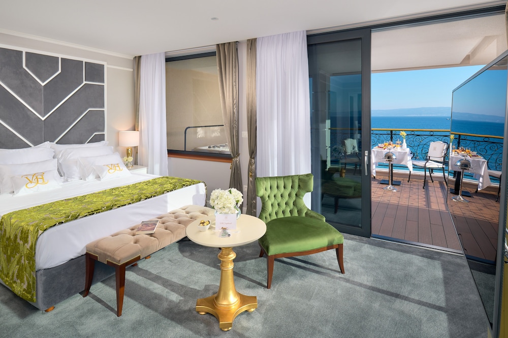 Luxury suite (Sea front, Balcony, Jacuzzi) - Photo 18