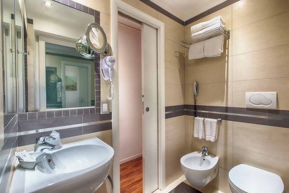 Superior Suite with Balcony thumbnail 5