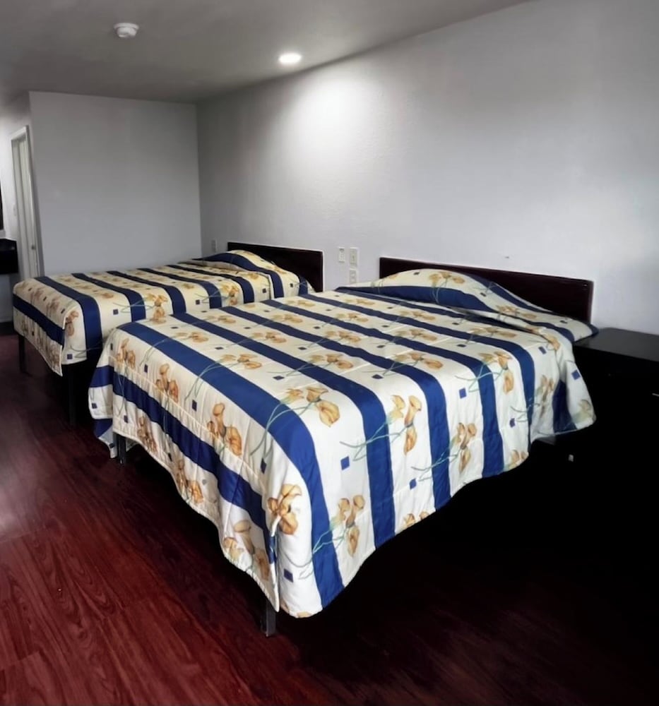Room, 2 Queen Beds, Smoking photo 3