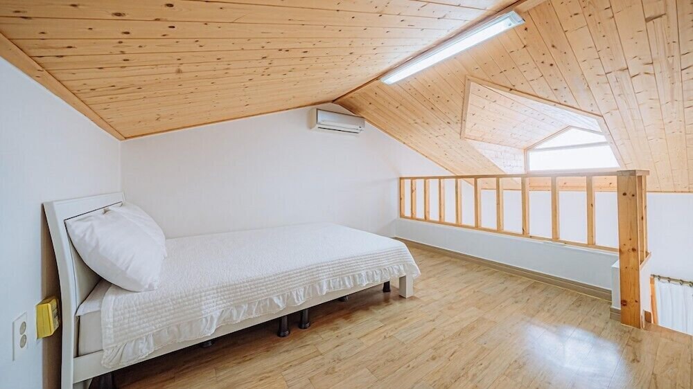 Room (303) photo 3